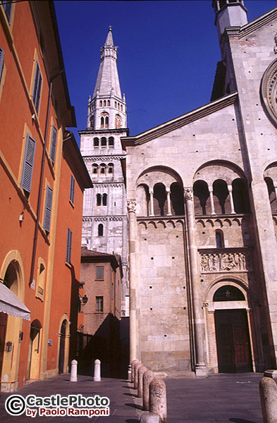 Foreshortened Image of the façade with the bell tower (Ghirlandina) - Scorcio della facciata con la Ghirlandina sullo sfondo.