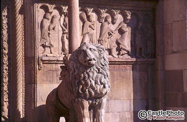 The right lion - Il leone stiloforo