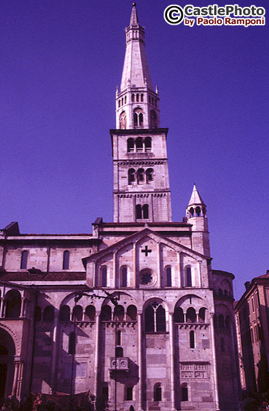 The 'Ghirlandina' and Catherdal's Apse from the 'Piazza 
        Grande' - Veduta da piazza grande della Ghirlandina e dell'abside del 
        Duomo.