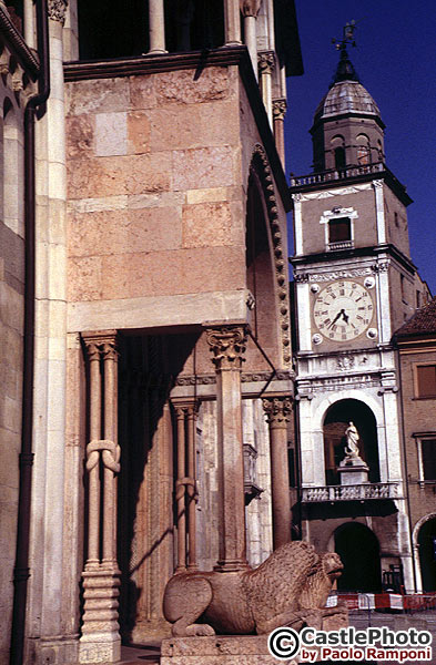 The 'Regia' Gate with the 'Clock Tower' on the back - La 
        Porta Regia e la 'Torre dell'Orologio' del Palazzo Comunale